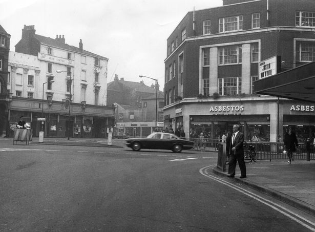 © Hull Daily Mail. Costellos Corner, the junction of Jameson Street with Savile Street and George Street, October 6th, 1975.